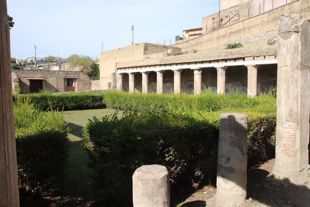 II.2 Herculaneum, September 2017. Looking south-west across peristyle, from north portico.
Photo courtesy of Klaus Heese.